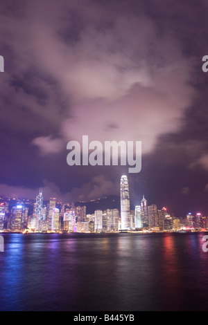 China Hong Kong Skyline von Kowloon in der Abenddämmerung betrachtet Stockfoto