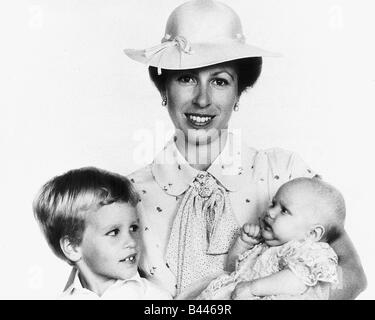 Zara Anne Elizabeth Phillips mit ihrer Mutter Prinzessin Anne und Bruder Peter August 1981 Stockfoto