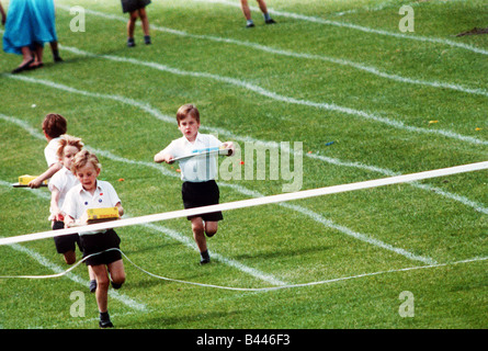 Prinz William bei seiner Schulsporttag in Richmond Sportstadion, die Teilnahme an einem Ei Löffel Rennen Juni 1988 Stockfoto