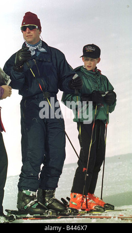 Prinz Charles Skifahren in Klosters Schweiz 1997 mit Prinz Harry während ihres Urlaubs Stockfoto