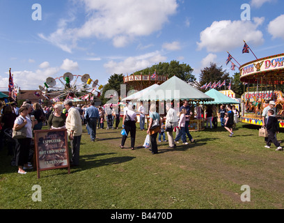 Leute, die Spaß an der lustigen Sektion der Findon Sheep Fair, Findon Village, West Sussex, England, Großbritannien haben Stockfoto