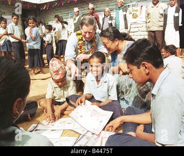 Prinz Charles spricht mit Einheimischen im Himalaja während Besuch in Nepal Februar 1998 Stockfoto