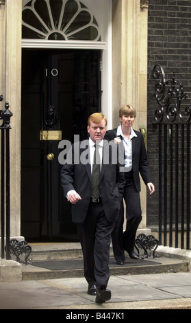 Premierminister Tony Blair trafen die Staats-und Regierungschefs aus der Opposition an Nr. 10 heute um über die Situation des Irak und die Commons erinnern an Charles Kennedy Blätter sprechen nach Treffen mit ihm sein persönlicher Assistent Jackie Rowley 2002 ist Stockfoto