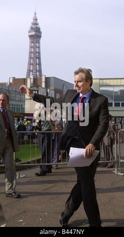 Labour-Parteitag September 2002 Blackpool Premierminister Tony Blair PM kommt in Blackpool zu Beginn der Konferenz Stockfoto