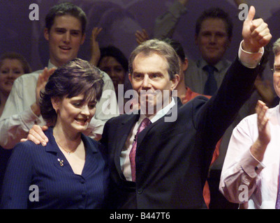 Labour-Parteitag Oktober 2002 Blackpool Tony Blair PM Premierminister Grundsatzrede Wellen an die Delegierten nach Rede Stockfoto