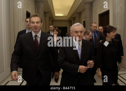 Ministerpräsident Tony Blair November 2002 Corridors Of Power Tony Blair geht durch das polnische Parlament Gebäude mit polnischen PM Stockfoto