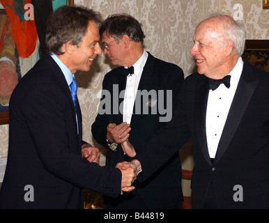 Entdeckung der Struktur von DNA 50. Jahrestag April 2003 Premierminister Tony Blair trifft Nobelpreisträger Dr. James Watson, der DNA-Doppelhelix anlässlich eines Empfangs in der Nummer 10 Downing Street beschrieb, Stockfoto