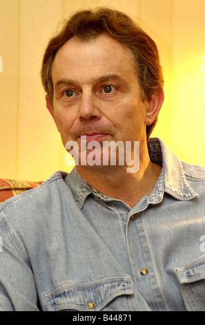 Tony Blair in seinem Haus in Trimdom Zeche Co Durham Februar 2002 Stockfoto