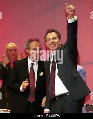 Tony Blair März 2001 mit ersten Minister Henry McLeish bei der Scottish Labour Party Telefonkonferenzsystem in Inverness Stockfoto