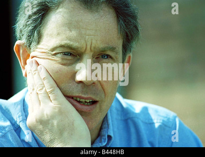 Tony Blair Mai 2001 in seinem Haus in Durham Stockfoto