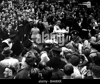 Edinburgh VJ Day August 1945 feiern Menschen tanzen in den Straßen Sieg Japan Tag Krieg Stockfoto