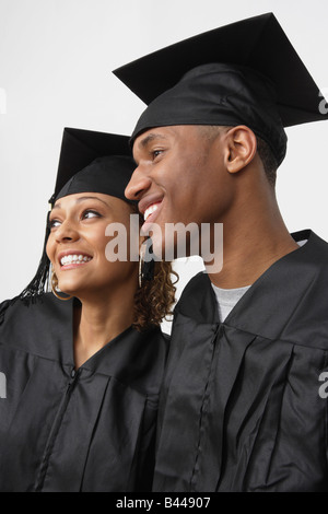 African Paar tragen Graduierung Mütze und Mantel Stockfoto