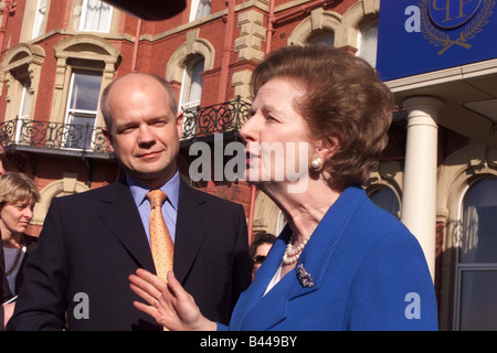 William Hague Oktober 1999 Vorsitzender der konservativen Partei steht neben Lady Margaret Thatcher bei ihrer Ankunft Stockfoto