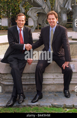 Tony Blair MP Labour Leader begrüsst das neueste Mitglied der Labour Party ehemalige konservative Alan Howarth MP 1995 Stockfoto