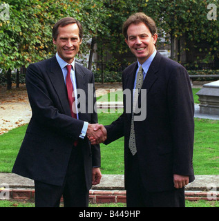 Tony Blair MP Labour Leader begrüsst das neueste Mitglied der Labour Party ehemalige konservative Alan Howarth MP 1995 Stockfoto