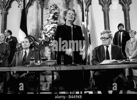 Margaret Thatcher unterzeichnet Channel-Vereinbarung Feb 1986 mit Francois Mitterand Stockfoto