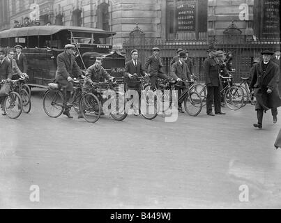 Generalstreik Szene Mai 1926 Radfahrer bei der Bank während der Generalstreik von 1926 London Street Szene Mirrorpix 2002 Stockfoto