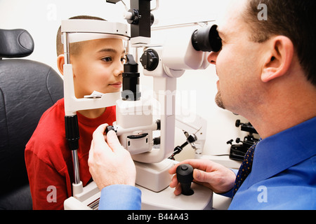 Asiatische junge mit Augen untersuchen Stockfoto