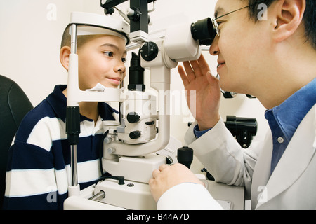 Asiatischen männlichen Augenarzt untersuchen Patienten Stockfoto