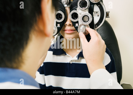 Asiatischen männlichen Augenarzt untersuchen Patienten Stockfoto