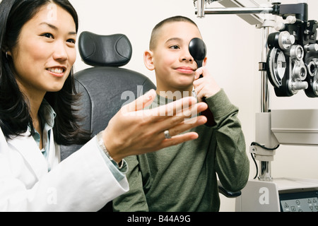 Asiatische Frauen Augenarzt untersuchen Patienten Stockfoto