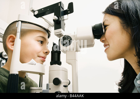 Asiatische Frauen Augenarzt untersuchen Patienten Stockfoto