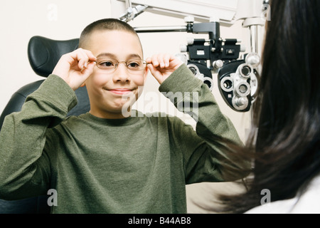 Asiatische junge Brillen Anprobe Stockfoto