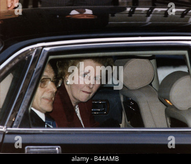 Margaret Thatcher lässt Nummer 10 Downing Street zum letzten Mal, nachdem sie von John Major in der konservativen besiegt wurde Stockfoto