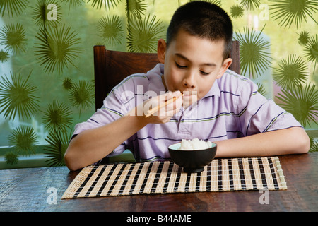 Asiatische junge Schüssel Reis essen Stockfoto