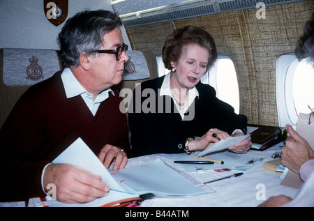 Premierminister Margaret Thatcher MP mit Geoffrey Howe MP sitzen in einem Flugzeug auf dem Weg nach China, Hong Kong unterzeichnen 1984 Stockfoto