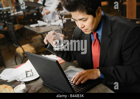 Asiatische Geschäftsmann Tippen auf laptop Stockfoto