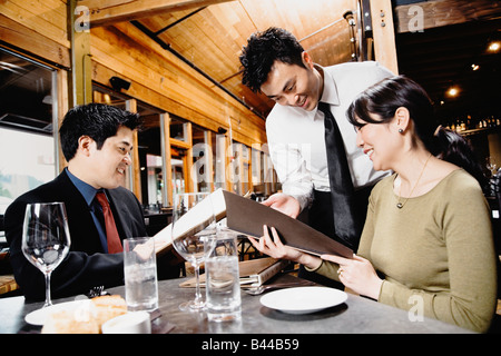 Asian paar Lesung Menü im restaurant Stockfoto