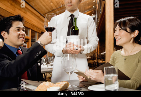 Asiatischer Mann testen Wein im restaurant Stockfoto