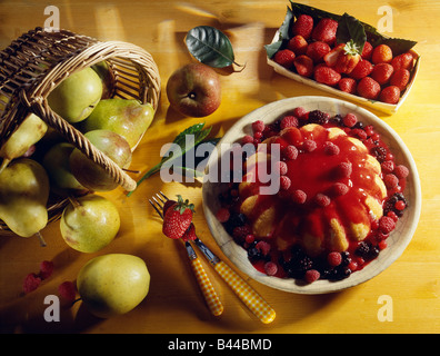 Sommer Obst und Birne Charlotte dessert Stockfoto