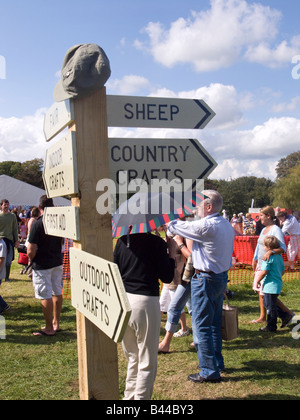 Wegweiser mit Hinweis auf die verschiedenen Attraktionen auf der Findon Sheep Fair, Findon Village, West Sussex, England, Großbritannien Stockfoto