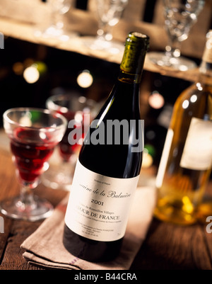 Gläser Wein, Flaschen, Weinkeller Stockfoto