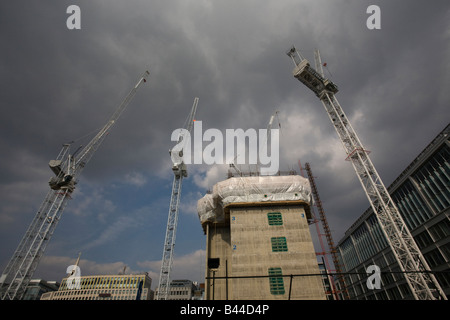 Hochbau-Krane vor Ort in Cheapside, City of London Stockfoto