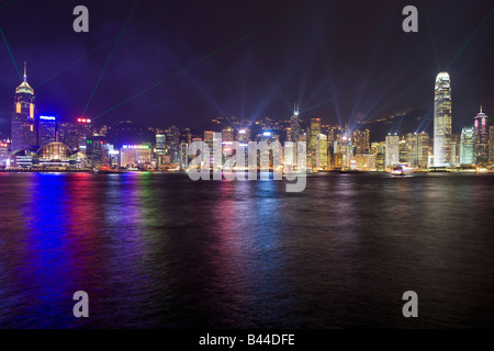 China Hong Kong Skyline und Ton- und Lichtshow in der Abenddämmerung von Kowloon betrachtet Stockfoto