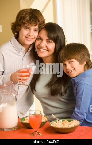 Hispanische Mutter und Söhne zu frühstücken Stockfoto