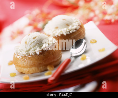 Kleine Baba mit Rum gefüllt mit Rosinen und Rum-Eis Stockfoto