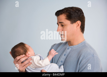 Hispanische Vater Holding baby Stockfoto