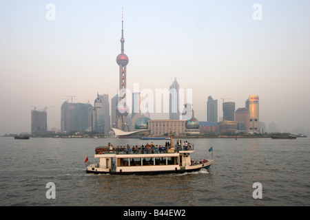 Ausflugsschiff vorbei und Stadtbild von Pudong, Shanghai, China Stockfoto