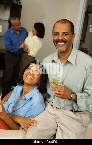 African Paar mit cocktails Stockfoto