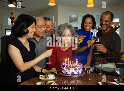 Frau feiert Geburtstag mit multi-ethnischen Freunde Stockfoto