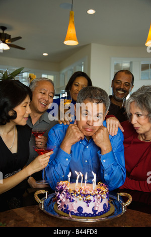 Hispanic Mann feiert Geburtstag mit multi-ethnischen Freunde Stockfoto