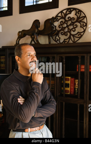 Afrikanischer Mann denken mit Hand am Kinn Stockfoto
