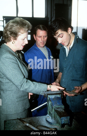 Premierministerin Margaret Thatcher besucht Furten Jugendbildungsstätte in Dagenham 1987 Stockfoto