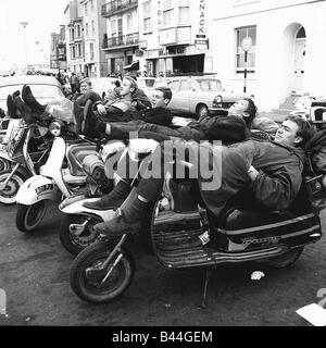 Mods liegen wieder auf Vespa Piaggio Roller an Margate Strandpromenade Stockfoto