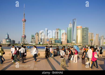 China Shanghai Tourist Skyline von Shanghai über den Huangpu-Fluss vom Bund angesehen Stockfoto