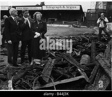 Bradford Football Ground Fire 1985 Margaret Thatcher besucht Bradford Feuer Katastrophe Szene bei der Valley-Parade mit Ehemann Denis Stockfoto